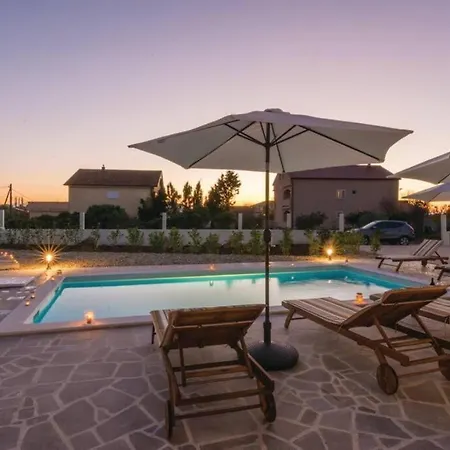 Feriehus Lux Stone House With Pool, Jacuzzi, Sauna Near