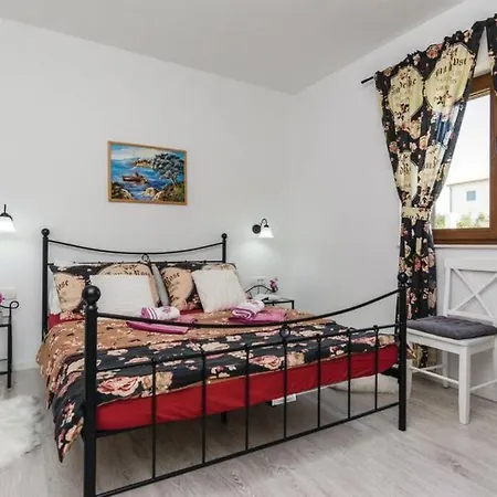 Feriehus Lux Stone House With Pool, Jacuzzi, Sauna Near