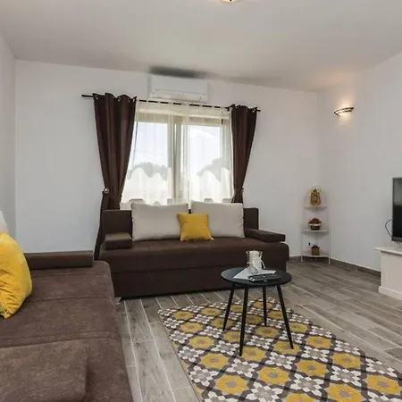 Lux Stone House With Pool, Jacuzzi, Sauna Near Feriehus