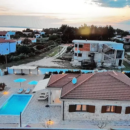 Feriehus Lux Stone House With Pool, Jacuzzi, Sauna Near Vrsi