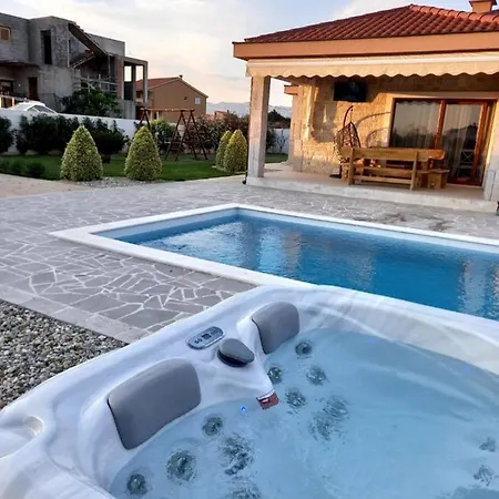 Feriehus Lux Stone House With Pool, Jacuzzi, Sauna Near