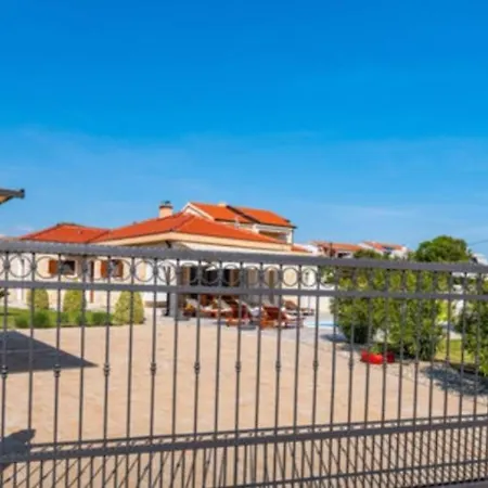 Feriehus Lux Stone House With Pool, Jacuzzi, Sauna Near Vrsi