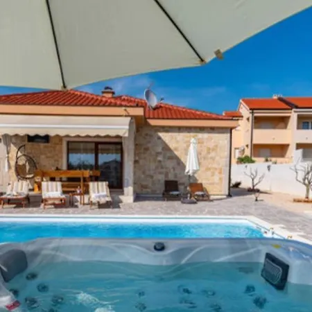 Lux Stone House With Pool, Jacuzzi, Sauna Near Feriehus