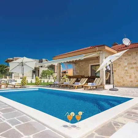 Σπίτι διακοπών Lux Stone House With Pool, Jacuzzi, Sauna Near
