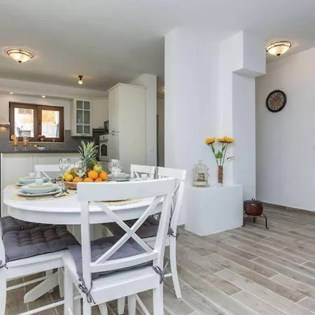 Σπίτι διακοπών Lux Stone House With Pool, Jacuzzi, Sauna Near Vrsi