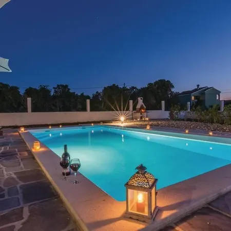 Σπίτι διακοπών Lux Stone House With Pool, Jacuzzi, Sauna Near