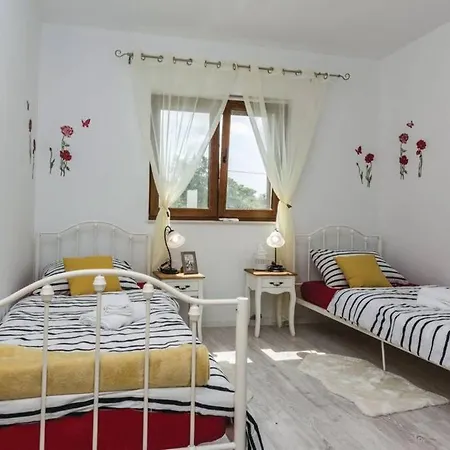 Σπίτι διακοπών Lux Stone House With Pool, Jacuzzi, Sauna Near Vrsi
