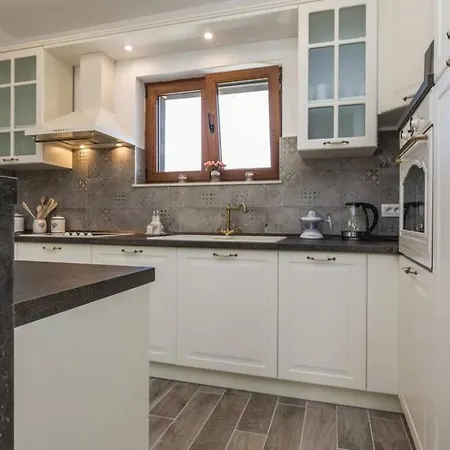 Σπίτι διακοπών Lux Stone House With Pool, Jacuzzi, Sauna Near Vrsi