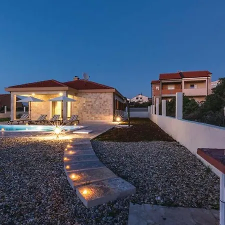 Σπίτι διακοπών Lux Stone House With Pool, Jacuzzi, Sauna Near Vrsi