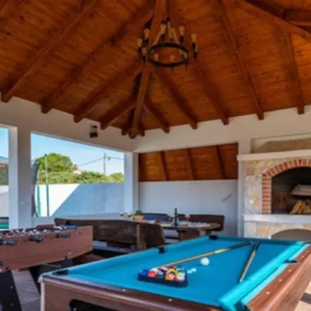 Σπίτι διακοπών Lux Stone House With Pool, Jacuzzi, Sauna Near
